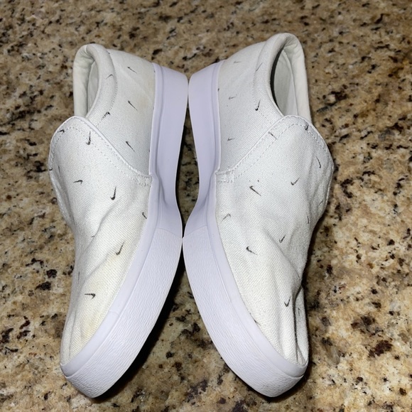 Nike Slip On - Picture 3 of 9